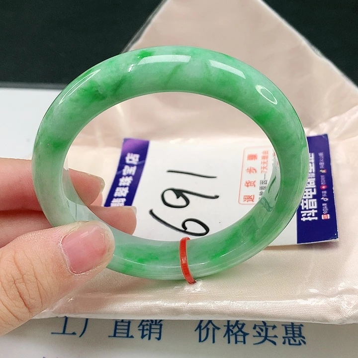 翡翠手镯未镶嵌翡翠