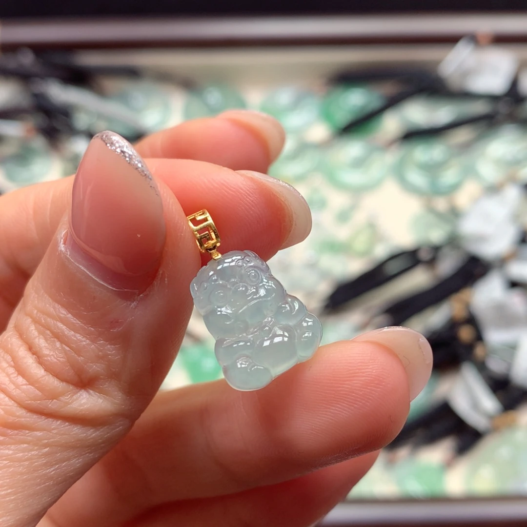 翡翠18K金镶嵌颈饰狮子