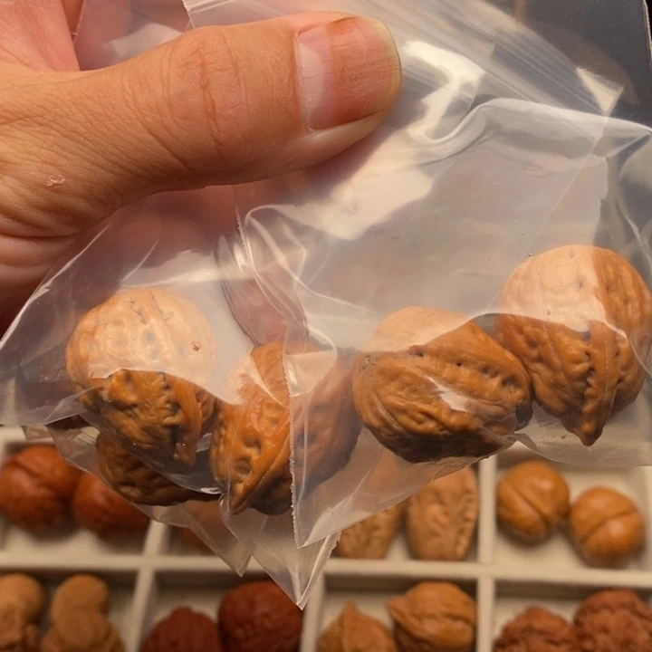 文玩核桃把件绣花鞋