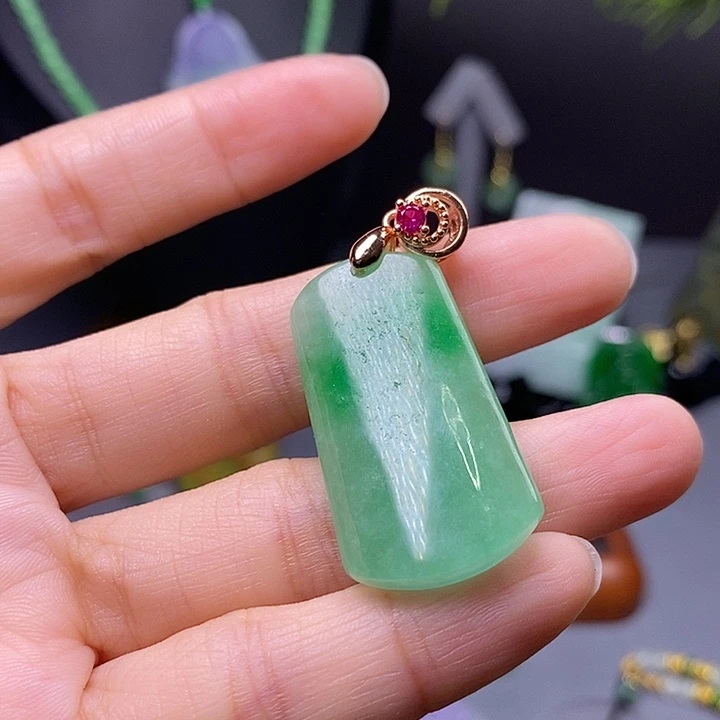 翡翠未镶嵌吊坠(赠链)