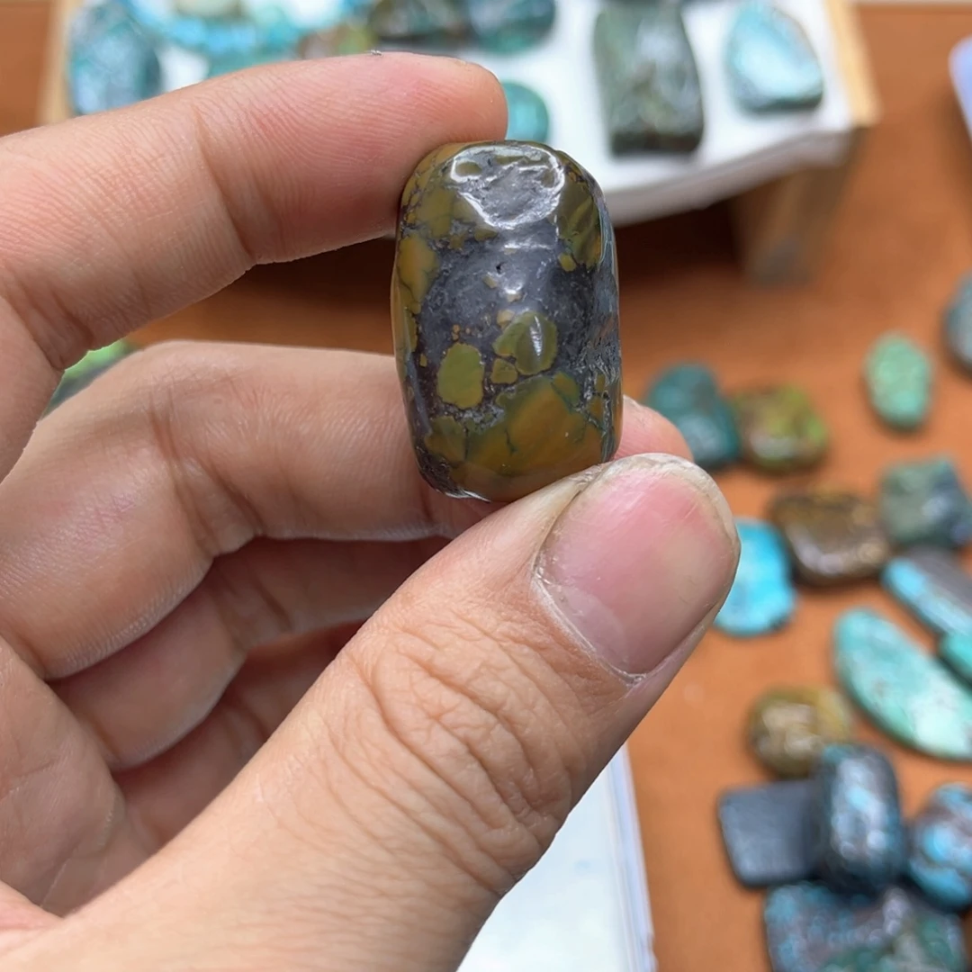 红***泥绿松石未镶嵌颈饰