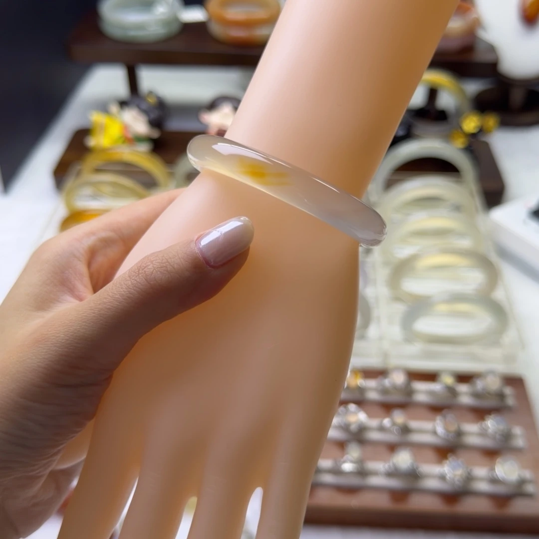 玛瑙/玉髓未镶嵌手镯（贵妃镯）