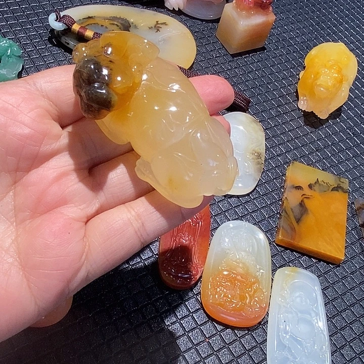 石英质玉（黄龙玉）未镶嵌颈饰