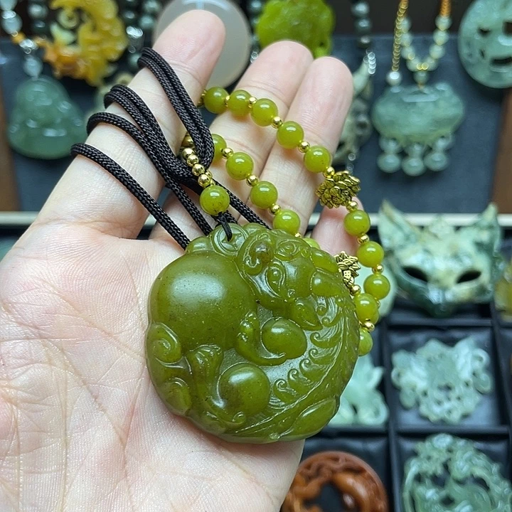 蛇纹石玉未镶嵌颈饰