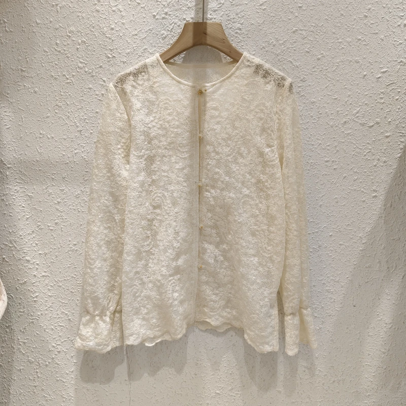 重工蕾丝钩花喇叭袖上衣女长袖小众气质打底衫2025早春时尚衬衫