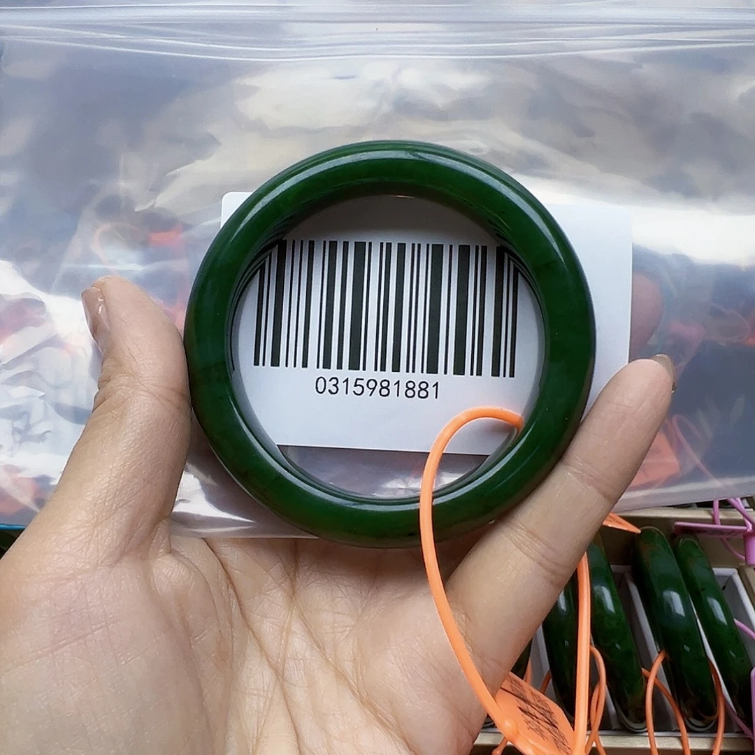 在***方和田玉未镶嵌手镯