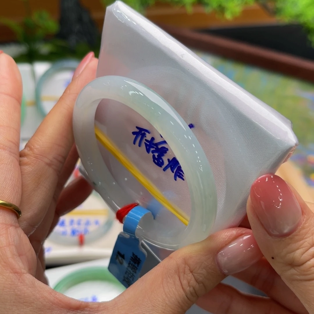 翡翠未镶嵌手镯（贵妃镯）缅甸