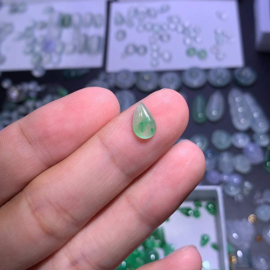 翡翠未镶嵌颈饰水滴