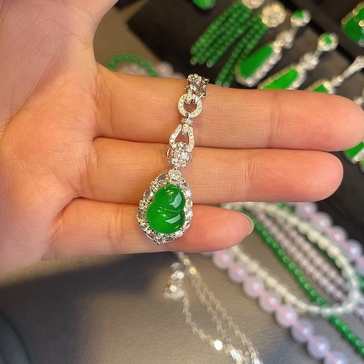 翡翠挂件18K金镶嵌帝王绿葫芦