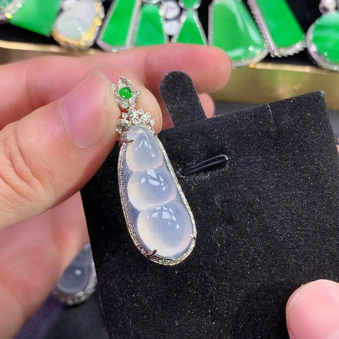 翡翠18K金镶嵌颈饰