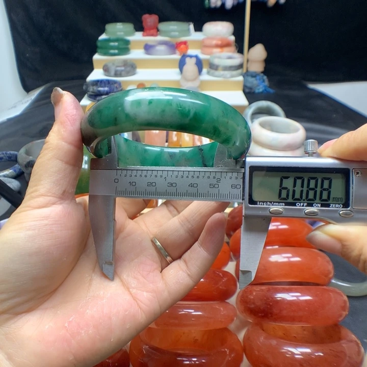 未镶嵌手镯石英质玉