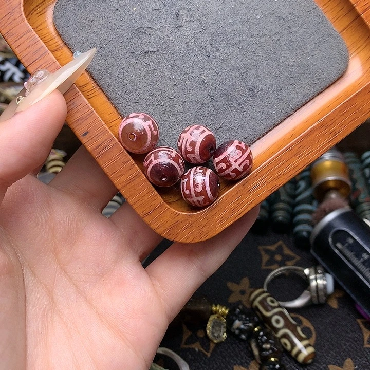 未镶嵌发一个玛瑙/玉髓