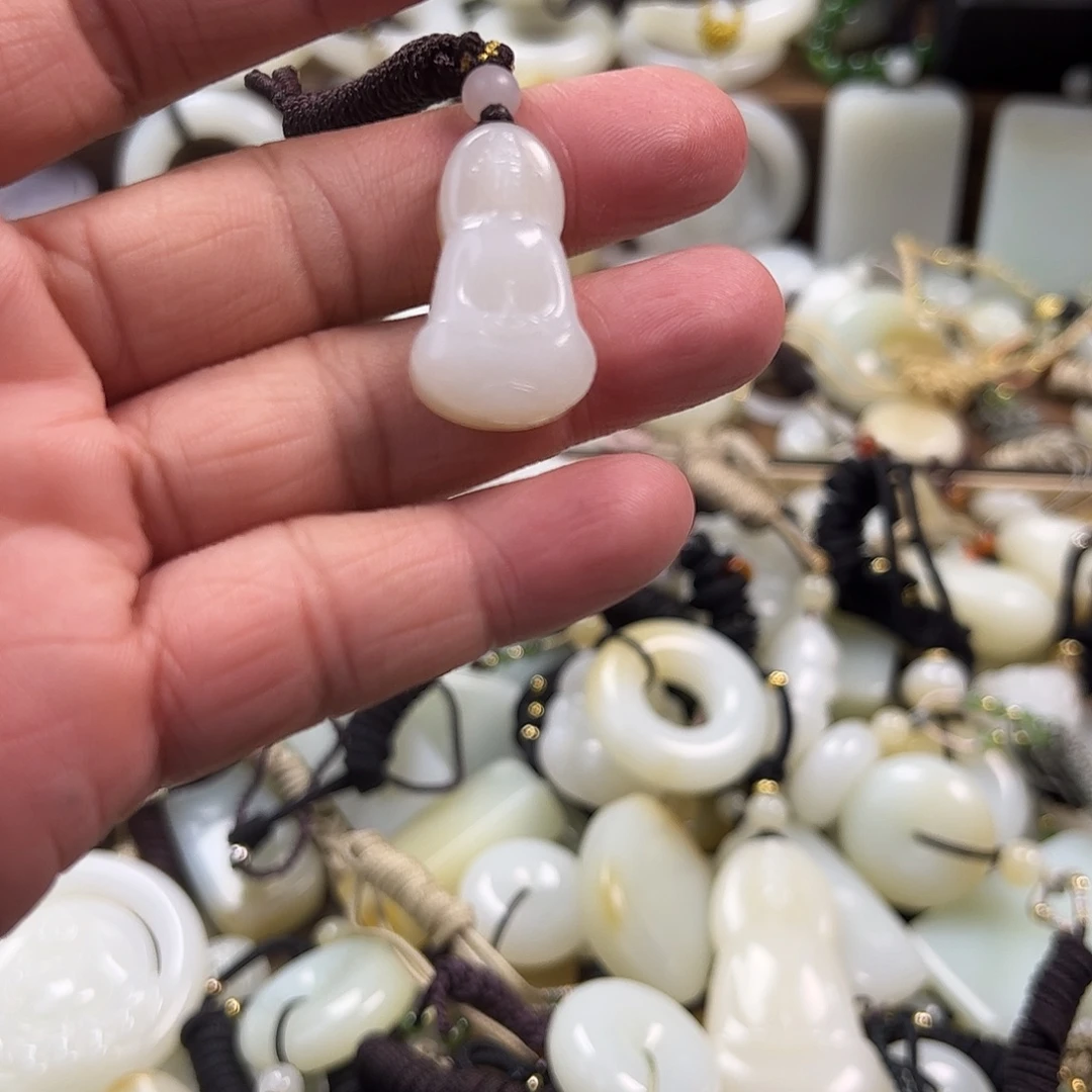 李***天和田玉未镶嵌颈饰