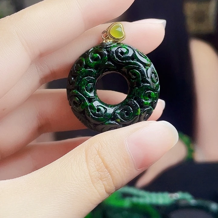 翡翠未镶嵌颈饰多样性