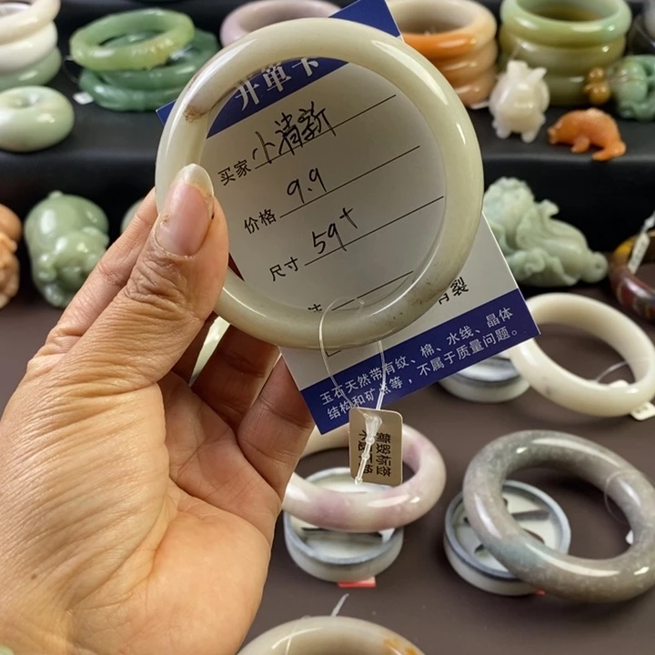 小***@石英质玉未镶嵌手镯