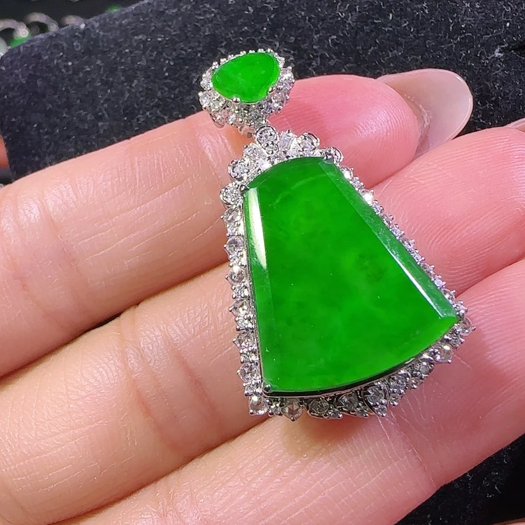 翡翠18K金镶嵌颈饰