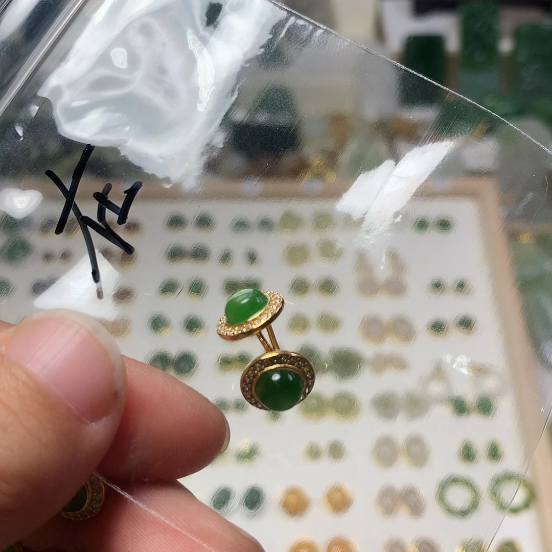 银S925镀金镶嵌和田玉（碧玉）耳饰在*？