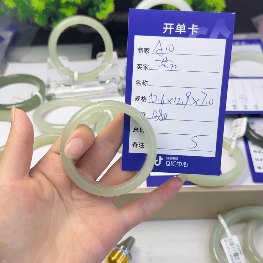 和田玉手镯未镶嵌一***