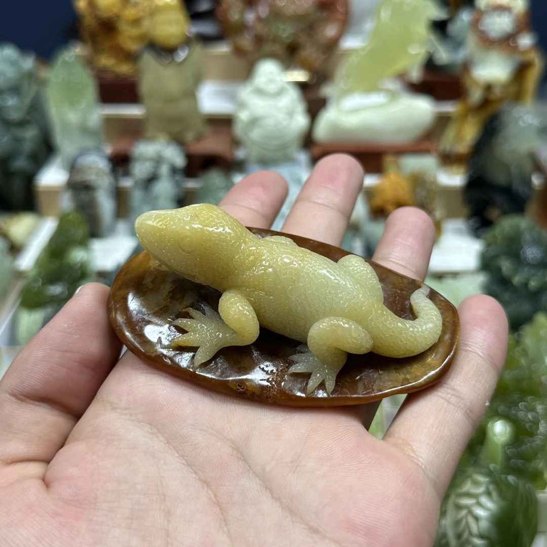 岫玉蜥蜴小摆件一体俏色巧雕性价比高