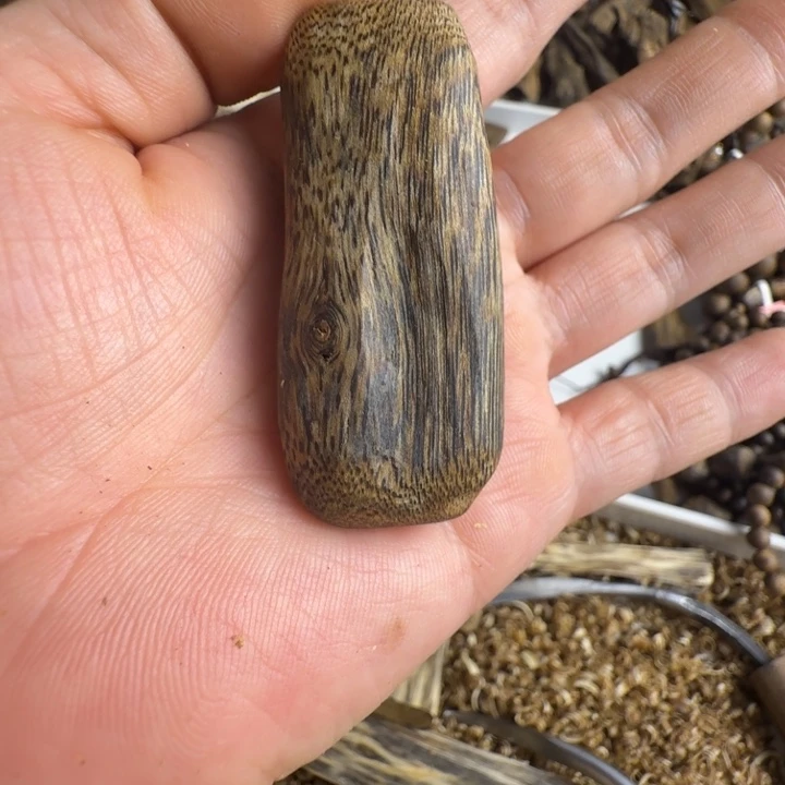 沉香碎屑沉香奇楠沉香绿奇楠9.8克重平安无事牌牌一个