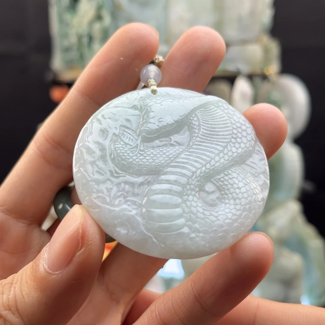 翡翠未镶嵌颈饰眼镜蛇