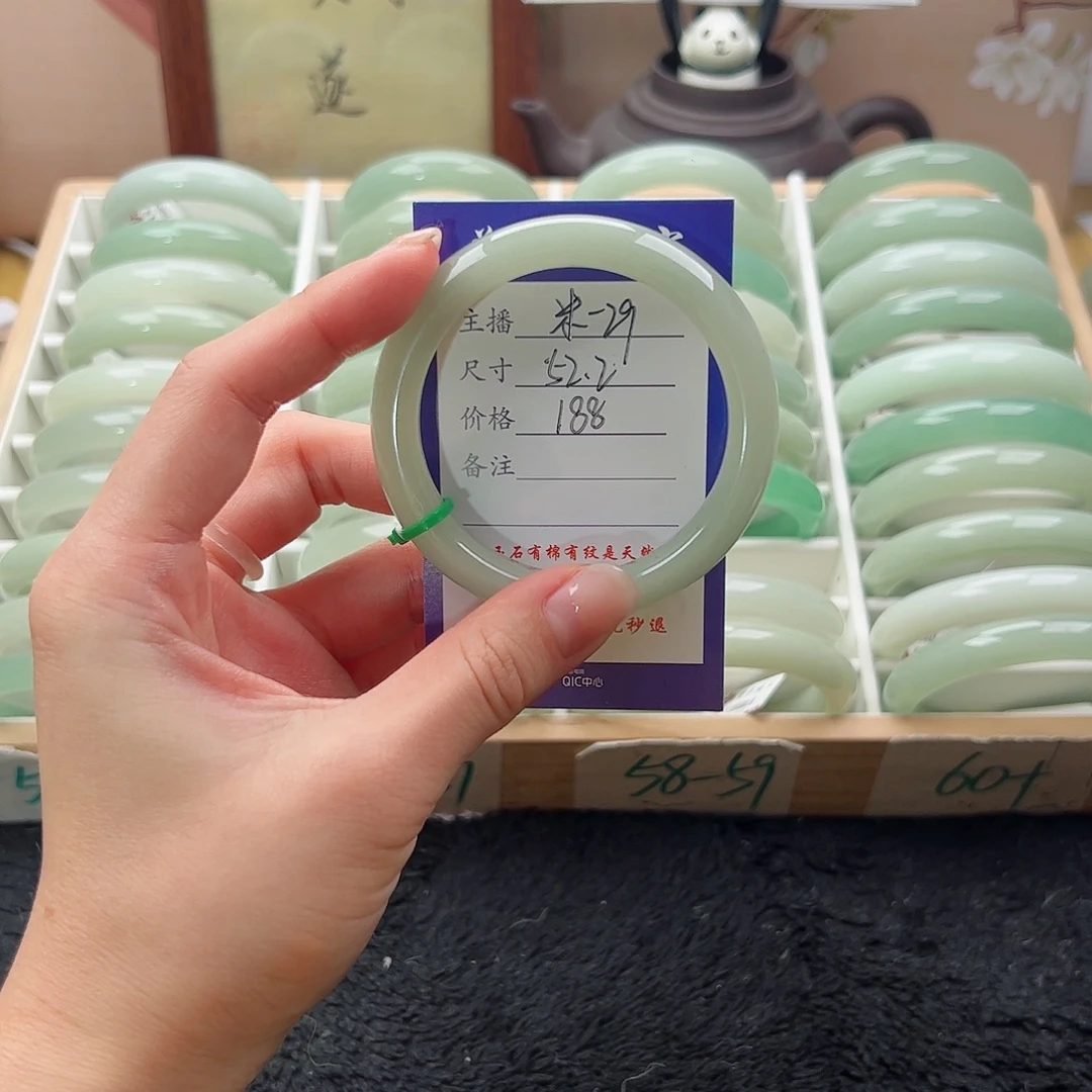 浅***沫石英质玉未镶嵌手镯