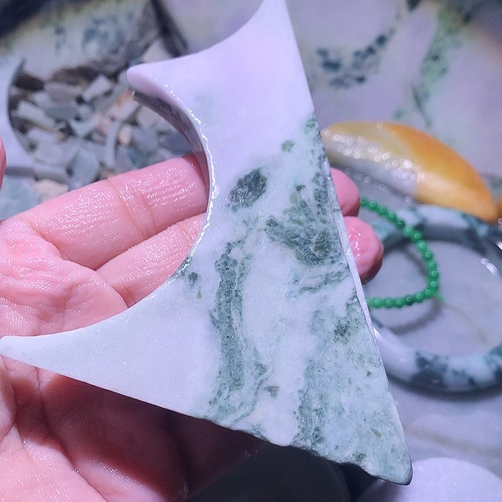 颈饰未镶嵌翡翠边角料