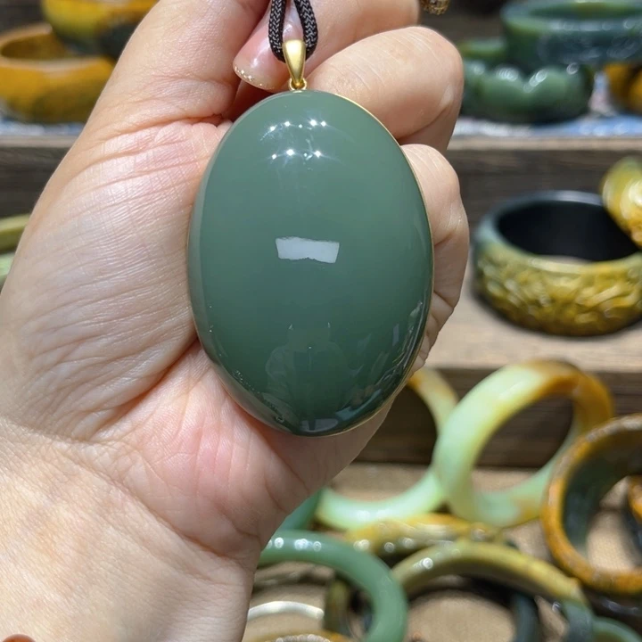透闪石质玉18K金镶嵌颈饰张****）