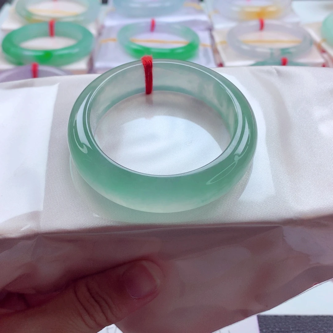 刘***儿翡翠未镶嵌手镯（贵妃镯）53.7炸光高冰起钢冰绿毕业分单1A