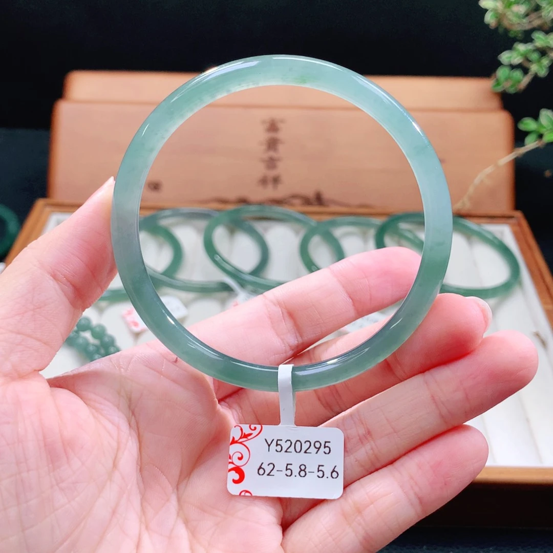 翡翠手镯（圆镯）未镶嵌