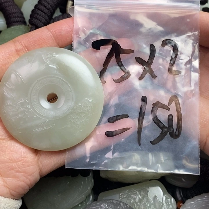 用***8和田玉未镶嵌颈饰