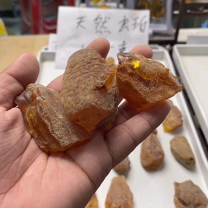 定制琥珀奶****枝天然琥珀虫珀