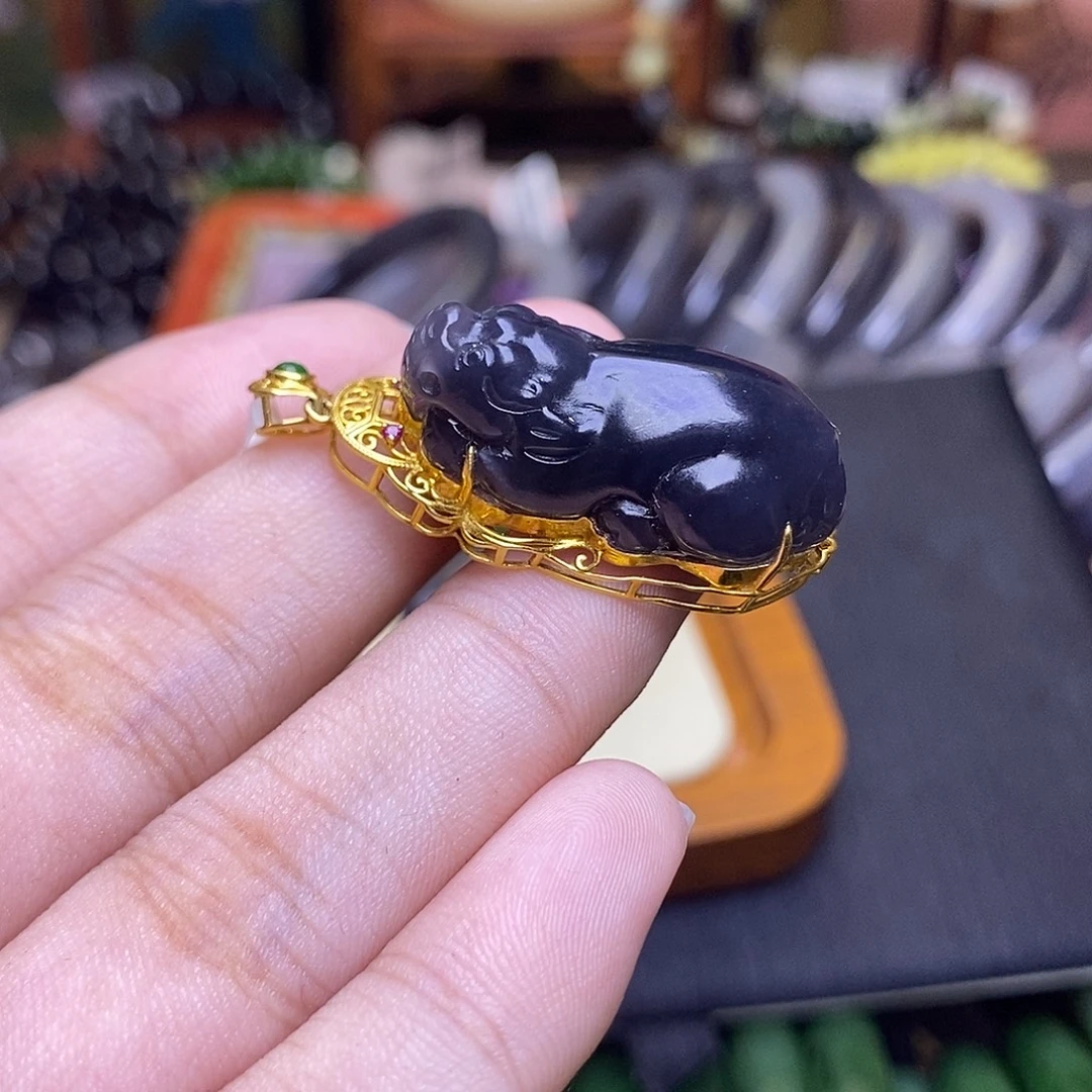 和田玉未镶嵌颈饰浓烟紫金镶貔貅