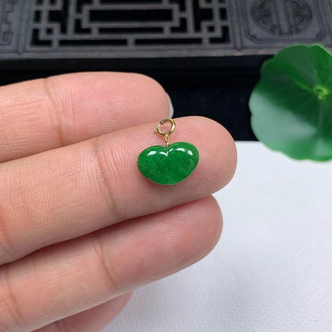 缅甸天然翡翠A货18K金扣精美满绿小爱心吊坠尺寸8.5*11.7*2.2mm