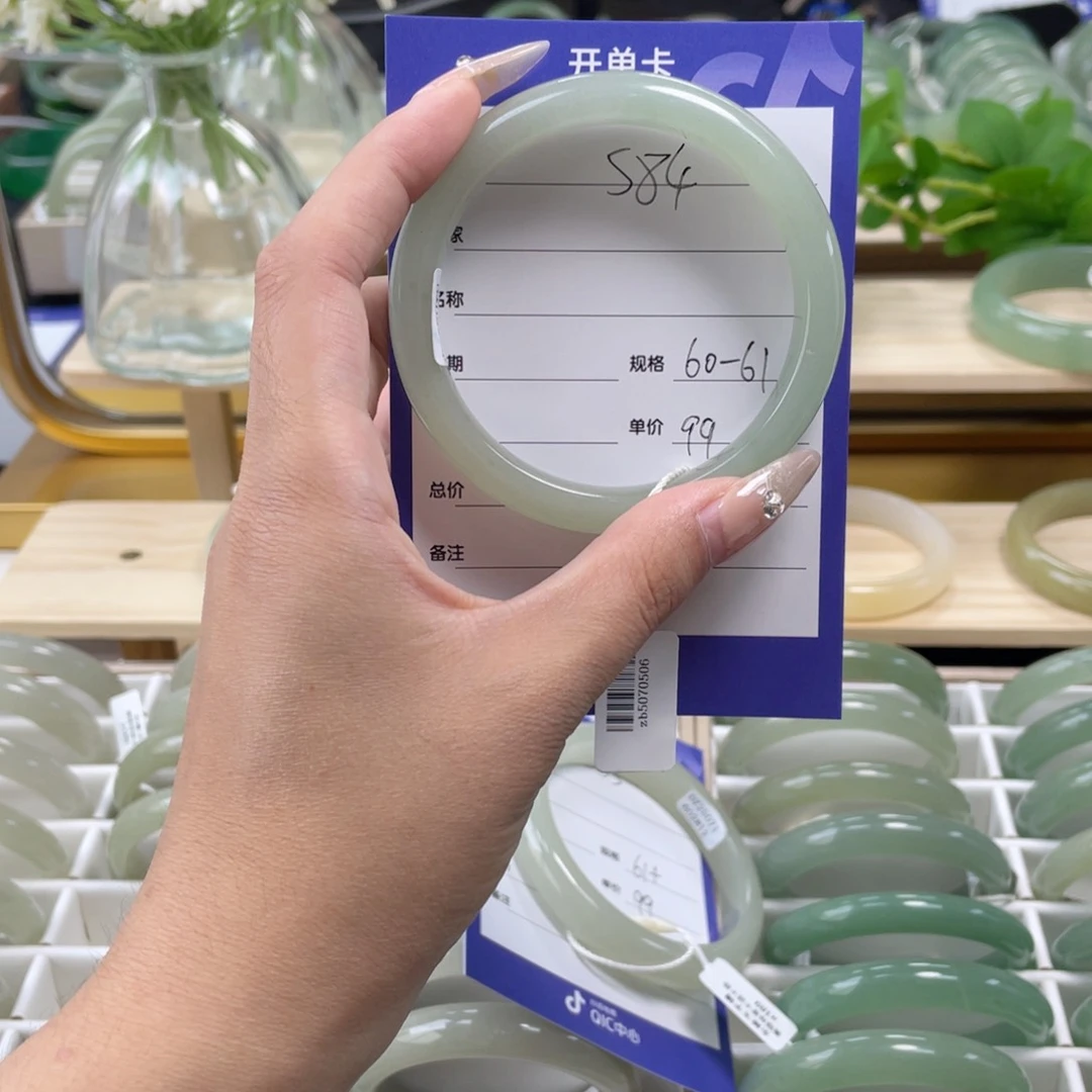 石英质玉手镯未镶嵌我***吕