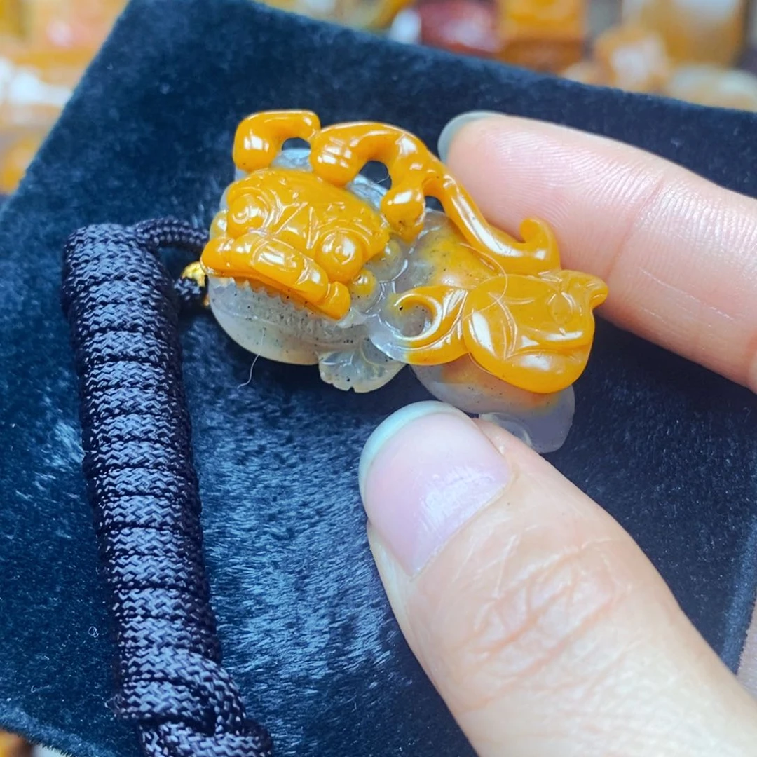 未镶嵌石英质玉（黄龙玉）颈饰