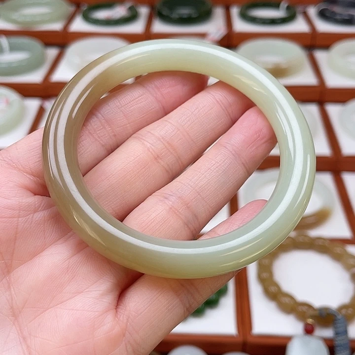 和田玉未镶嵌手镯