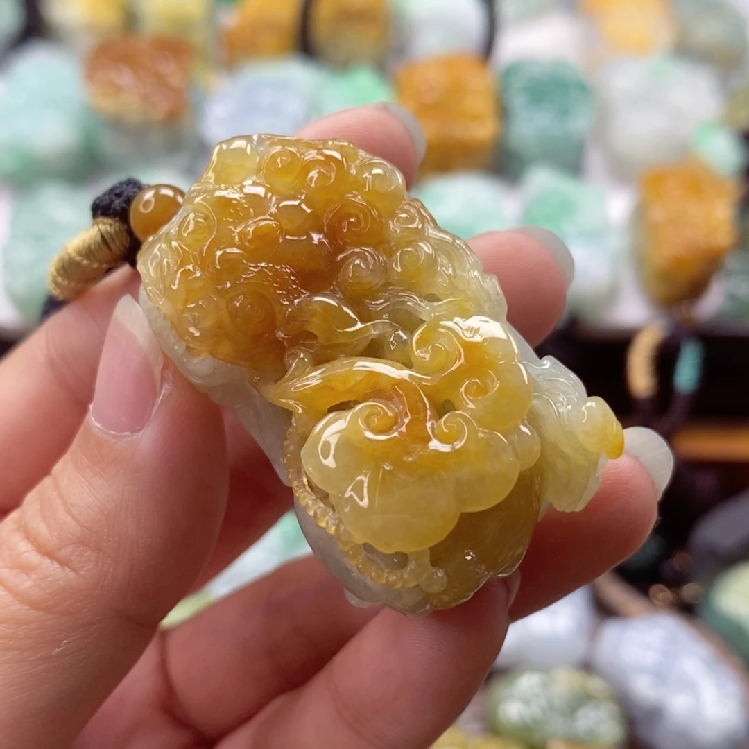 团***妈翡翠未镶嵌颈饰貔貅