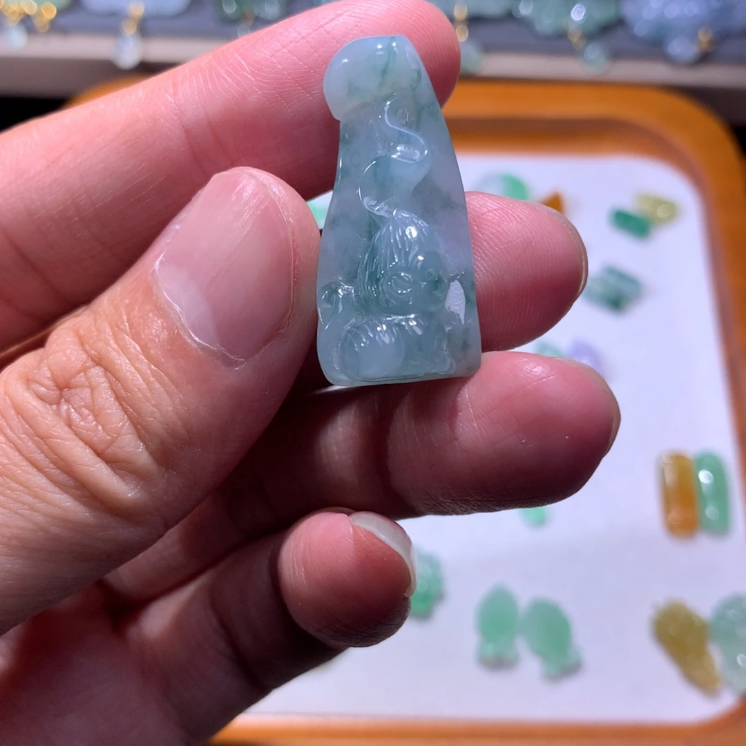 翡翠未镶嵌颈饰猴子