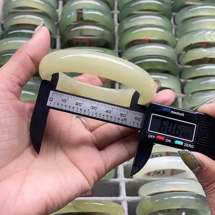 蛇纹石玉未镶嵌手镯94