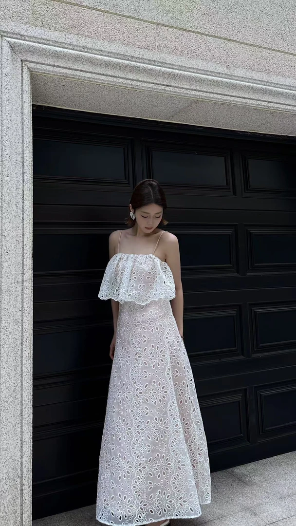 镂空刺绣轻奢骨感吊带连衣裙88820