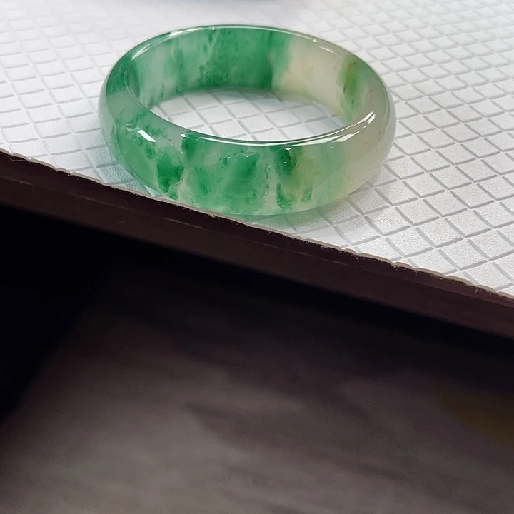 未镶嵌手镯石英质玉