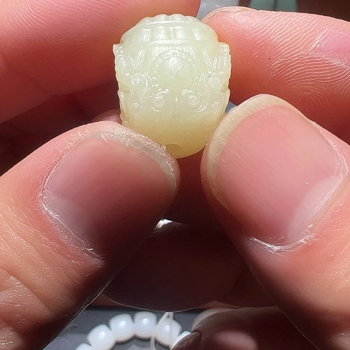 颈饰未镶嵌和田玉明**。