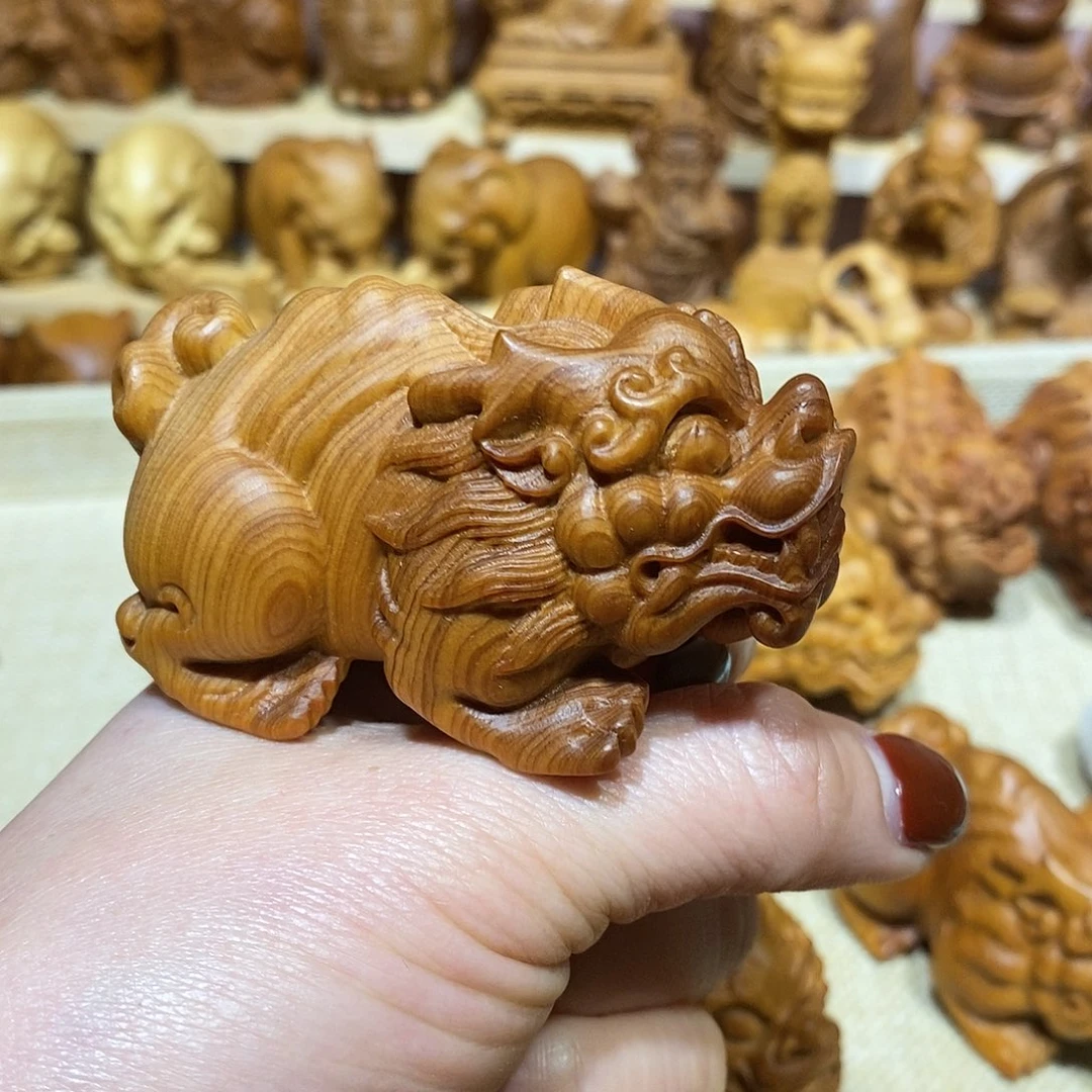 木?****房崖柏手把件，龙头貔貅