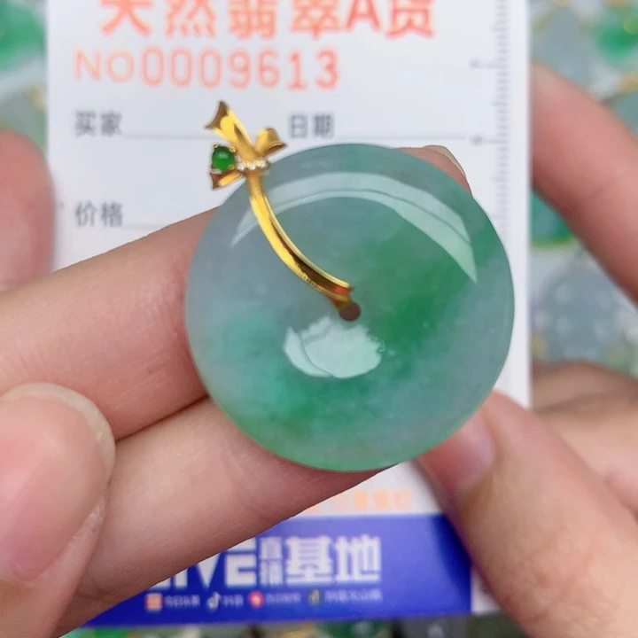 翡翠18K金镶嵌颈饰扣