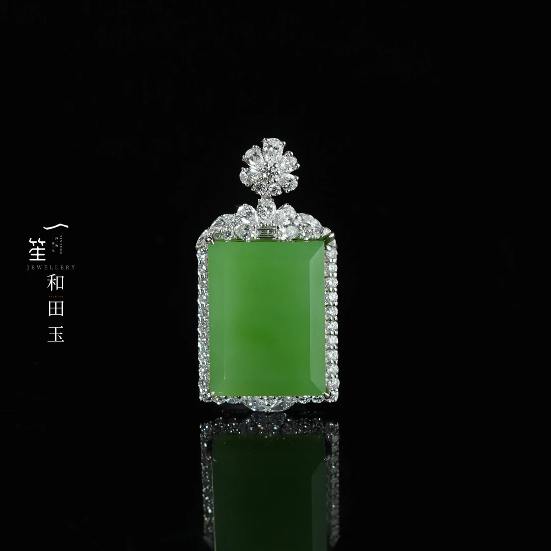 【一笙珠宝】和田玉收藏级级苹果绿无事牌吊坠18k金裸石约21x15x8mm