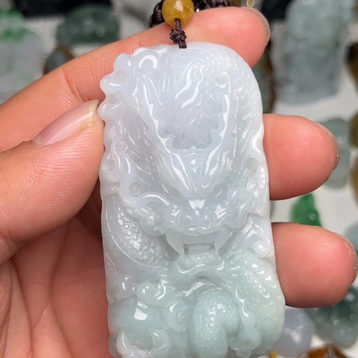 翡翠未镶嵌颈饰龙