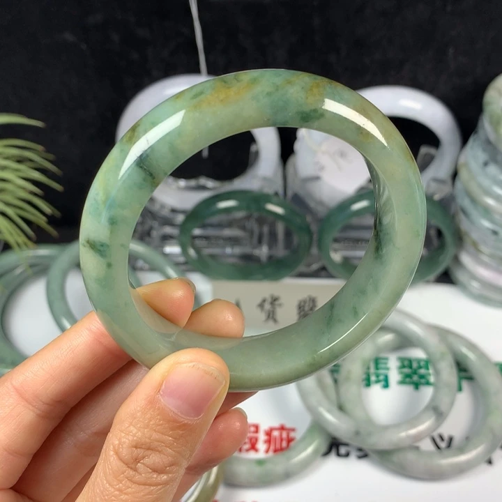 翡翠未镶嵌手镯76号。 55圈