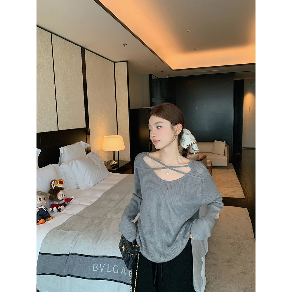 张贝贝 南鸢梦语 绵羊毛 交叉V领微镂空针织衫