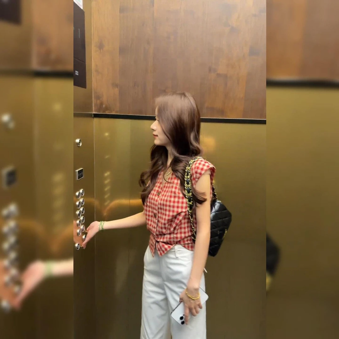 夏季新款百搭V领褶皱短袖格子气质衬衫高级感小衫法式宽松衬衣